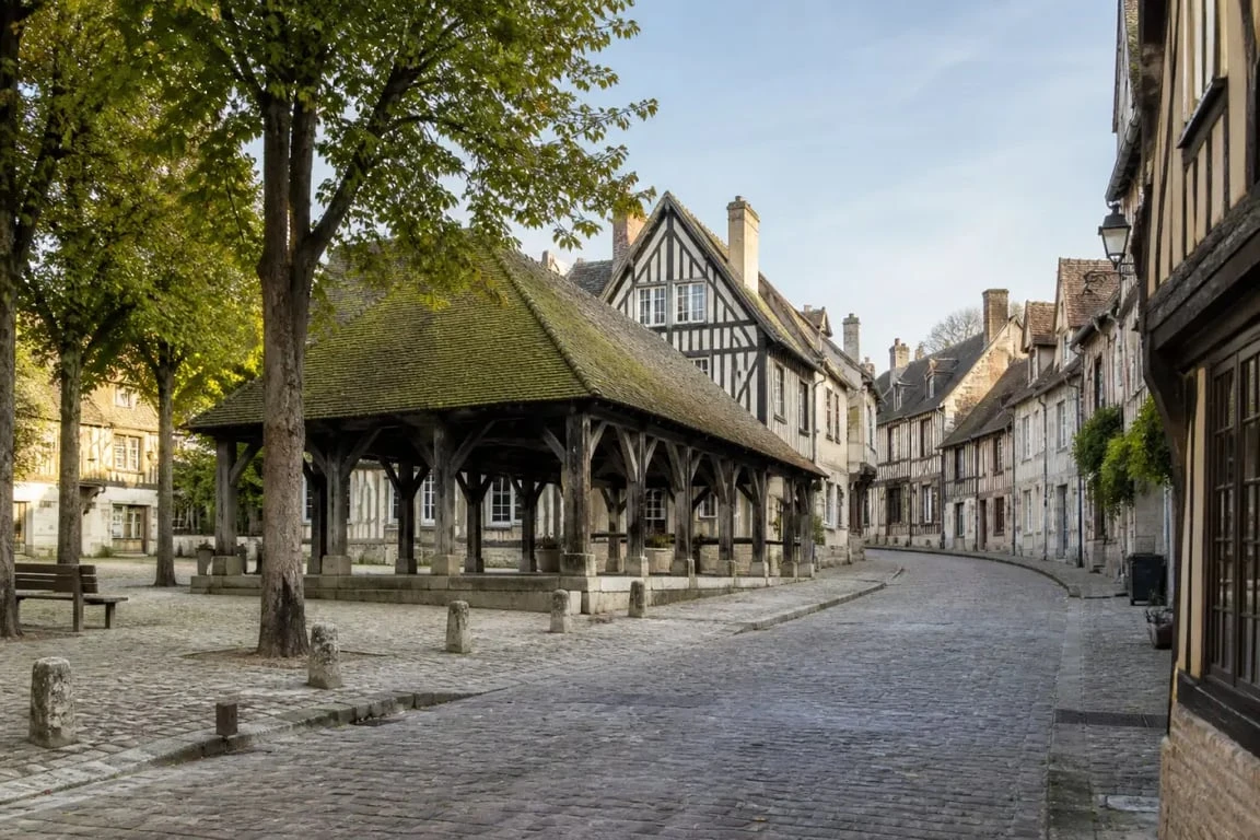 Les plus beaux villages de leure : Lyons-la-Forêt avec ses halles anciennes et ses maisons à pans de bois