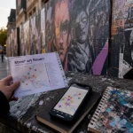 Street art Rouen : carte sur téléphone et fresque fraîche sur mur