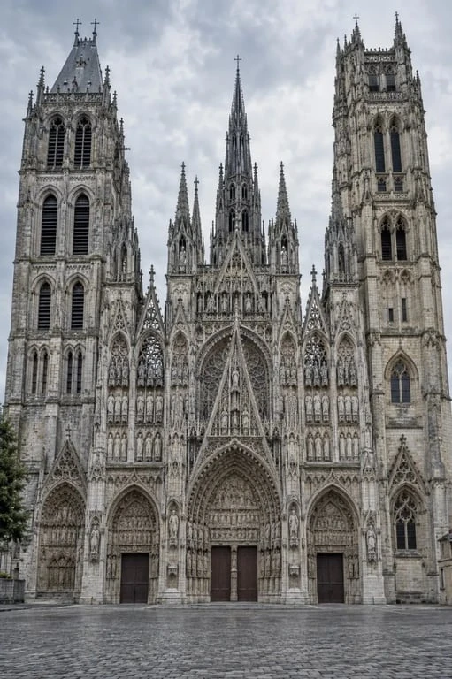 Façade occidentale de Notre-Dame de Rouen, motif des Cathédrales de Rouen de Claude Monet