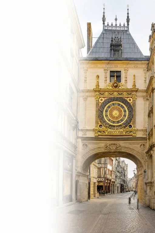 Visiter gros horloge rouen : vue extérieure du monument avec son cadran doré au-dessus de la rue