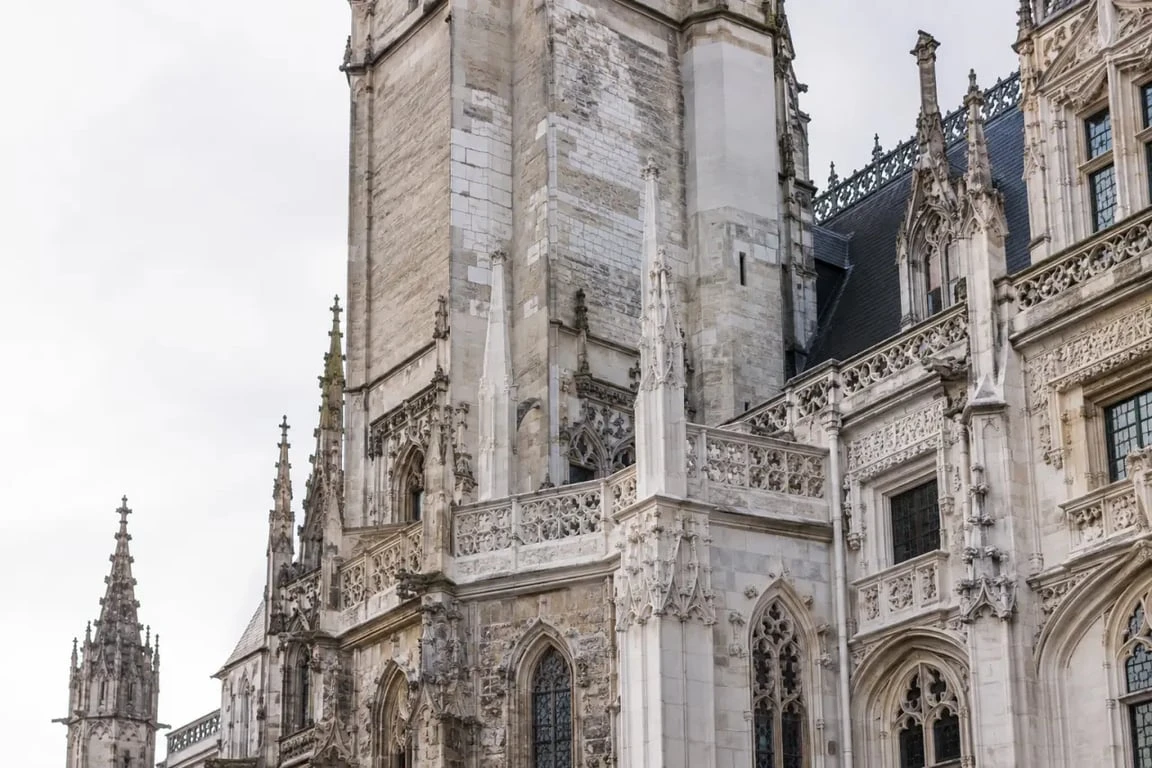 Palais de justice de Rouen, mémoire des bombardements de 1944 et restaurations